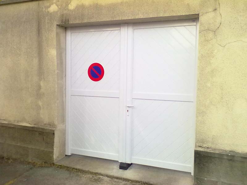 Menuiserie Chesneau : porte de garage en bois près d'Angers, Brissac Aubance & Chemillé-en-Anjou (49)